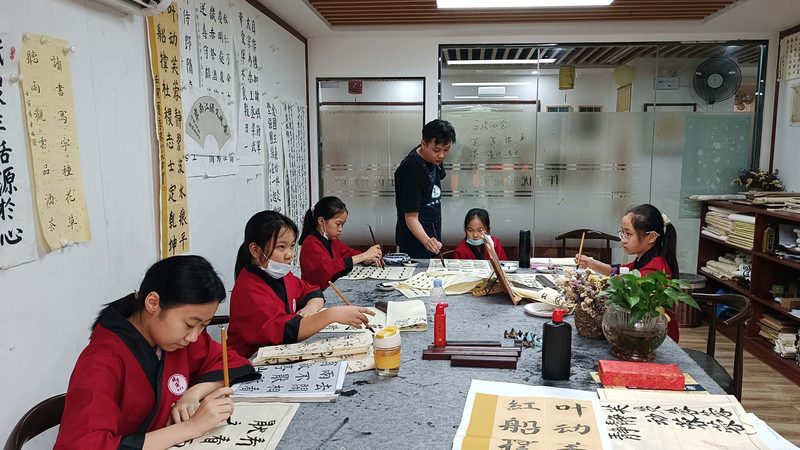 备考二级建造师考试，制定一个合理的学习计划至关重要。以下是一些建议：