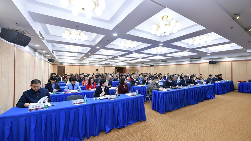 在电工培训中，理论课与实操课的时间分配应遵循以下原则：