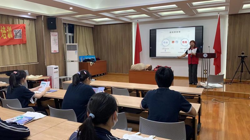 根据相关行业标准和实践经验，焊工培训实操基地的场地面积一般应满足以下标准：